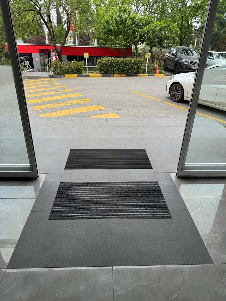 fabrika temiz giris ve kaymaz yuzey uygulamasi 1